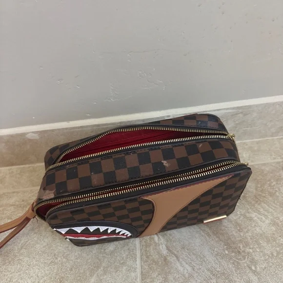 Limited edition spray ground bag with chic red interior - Picture 2 of 5